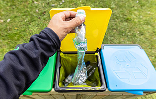 Riciclare correttamente le bottiglie di plastica
