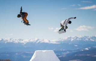 Due Ragazzi Franno Dei Trick in Snowboard