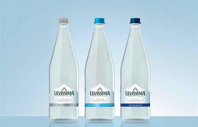 Acqua Levissima è disponibile direttamente a casa tua nei tre gusti Naturale, Frizzante e Lievemente Frizzante, in contenitore in vetro da 1 litro