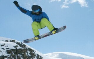 Una Bottiglia Di Levissima Con Sfondo Montagne Innevate E Skipass