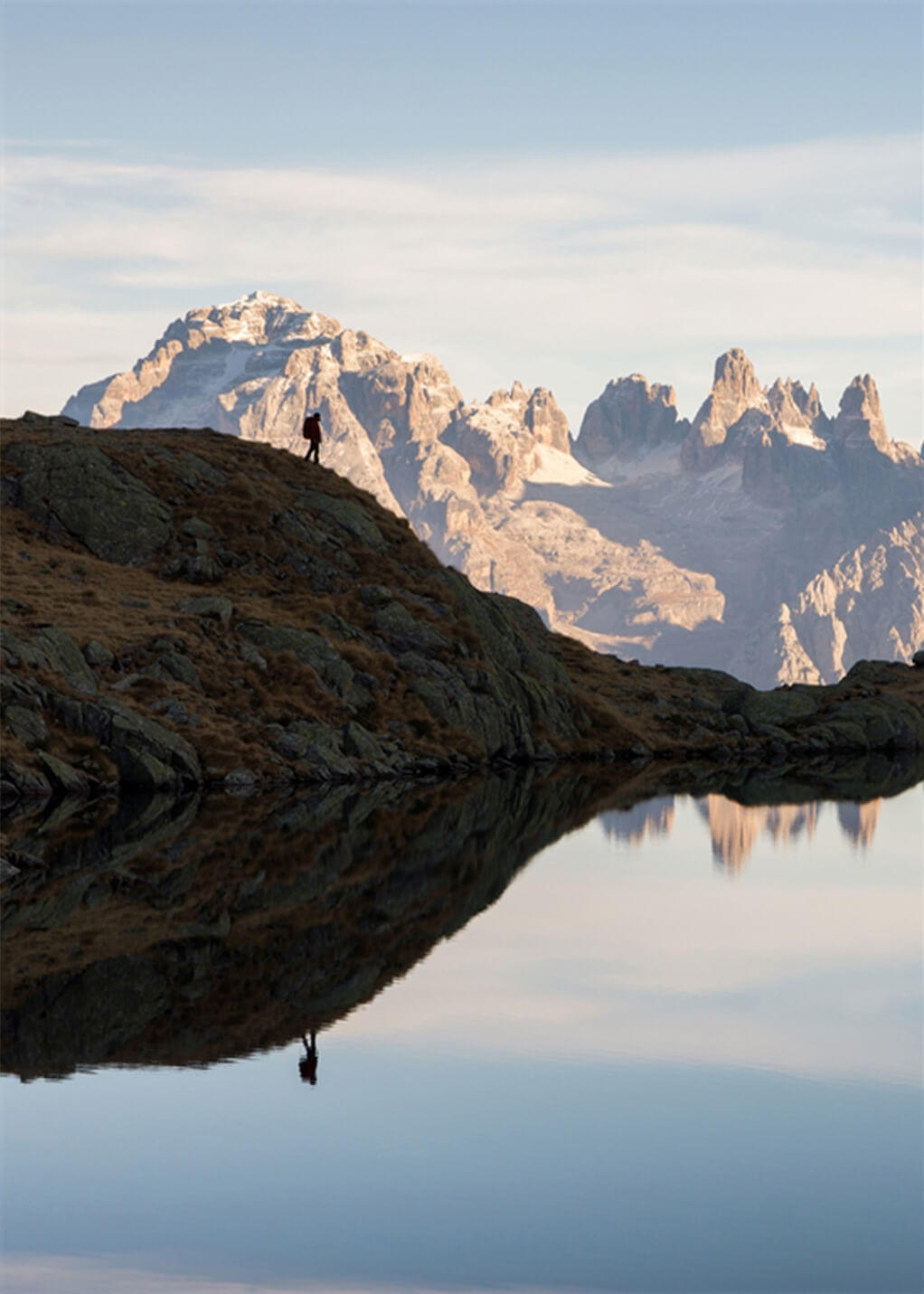 ALBERTO ROSSETTO MI CHIAMO ALBERTO ROSSETTO, E SONO UN RAGAZZO DI 21 ANNI CHE VIVE A VERONA. HO AVUTO LA FORTUNA DI APPROCCIARMI FIN DA PICCOLO ALLA MONTAGNA E NEGLI ULTIMI ANNI MI SONO INNAMORATO DI LEI, PRATICANDO ARRAMPICATA E ALPINISMO OLTRE AI TREKKING ALLA SCOPERTA DI LUOGHI INCANTEVOLI. LA CONSIDERO UNA PALESTRA DI VITA, UN CAPOSALDO NELLA MIA ESISTENZA, UN RIFUGIO DOVE POTRÒ TROVARE SEMPRE RIPARO. MI HA INSEGNATO A SUPERARE GLI OSTACOLI DELLA QUOTIDIANITÀ CON UNO SPIRITO DI SACRIFICIO E DEVOZIONE, AD APPREZZARE OGNI