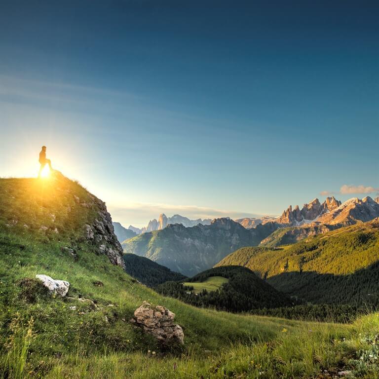MATTIA BONAVIDA SONO MATTIA BONAVIDA, UN RAGAZZO DI 22 ANNI. ABITO A RIVA DEL GARDA, SUL GRANDE LAGO DI GARDA. DA SEMPRE I LUOGHI NATURALI CHE MI CIRCONDANO MI HANNO SPRONATO A VIVERE LA NATURA IN OGNI SUA SFACCETTATURA, AMO PRATICARE LA MOUNTAIN BIKE E FARE LUNGHE CAMMINATE IN MONTAGNA; NONOSTANTE LA GRANDE FATICA CHE A VOLTE TI FAREBBE DESISTERE, UNA VOLTA ARRIVATO IN CIMA CONQUISTI UN DOPPIO PREMO, UNO PERSONALE PER AVERE SUPERATO I TUOI LIMITI, E IL SECONDO NATURALE, PERCHÉ LA NATURA SPESSO CI PREMIA CON VEDUTE E PAESA