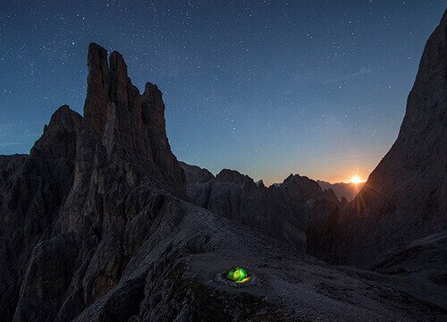 STEFAN MAHLKNECHT MI CHIAMO STEFAN MAHLKNECHT E VENGO DA FOIANA, UN PICCOLO PAESE IN ALTO ADIGE. HO COMPRATO LA MIA PRIMA MACCHINA FOTOGRAFICA CINQUE ANNI FA E DA QUESTO MOMENTO SONO DIVENTATO FOTOGRAFO PER PASSIONE. PERCHÉ SONO UN SCIATORE DA PICCOLO, HO INIZIATO A FARE DELLE FOTO DEI MIEI AMICI IN MONTAGNA E CON IL TEMPO ANCHE DI FREESKIER PROFESSIONISTI. DURANTE L’ESTATE E L’AUTUNNO NON C’È LA POSSIBILITÀ DI FOTOGRAFARE I SCIATORI E PER QUESTO HO INIZIATO A FARE DELLE FOTO LANDSCAPE E DELLA NATURA. CON IL TEMPO HO TROVATO