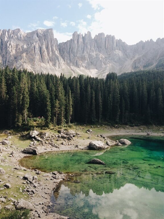 UNA VOLTA NON AMAVO LA MONTAGNA, POI A 25 ANNI SUONATI IL MIO PRIMO AMORE ME L’HA FATTA SCOPRIRE E DA LÌ NON SONO PIÙ RIUSCITA A FARNE A MENO, PER IL SEMPLICE MOTIVO CHE LA MONTAGNA RIESCE TRASMETTERMI UN SENSO DI PACE CHE NELLA VITA DI TUTTI I GIORNI NON RIESCO PIÙ AD AVERE. ELISA, 28 ANNI, MILANO, @ELYYYM SU INSTAGRAM.