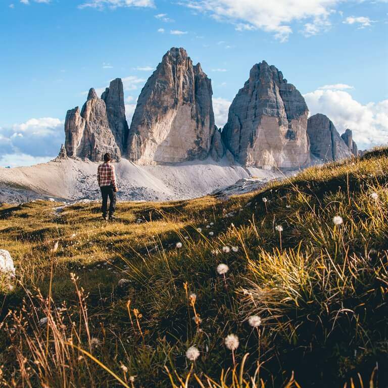 SONO ALESSIO, UN RAGAZZO LAUREATO IN ECONOMIA E COMMERCIO CON UNA GRANDE PASSIONE PER LA FOTOGRAFIA. COS’È PER ME LA MONTAGNA? PER ME LA MONTAGNA È CASA POICHÉ ABITO IN UN PAESINO DELLE MARCHE A 900 METRI DI QUOTA, PROPRIO NEL CUORE DEI MONTI SIBILLINI. AMO LA MONTAGNA PERCHÉ È UNO DEI POCHI LUOGHI ORMAI IN CUI SI PUÒ TROVARE ANCORA UN PO’ DI TRANQUILLITÀ, RESPIRARE ARIA PULITA E STARE A CONTATTO CON LA NATURA. È INDESCRIVIBILE LA SENSAZIONE CHE SI PROVA FACENDO LUNGHE ESCURSIONI ARRAMPICANDOSI SU PER LA MO