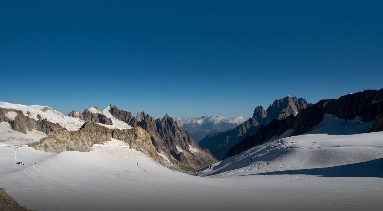 Una Montagna Innevata Con Cielo Azzurro