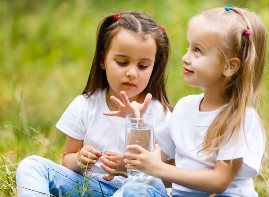 Aiutate i vostri figli a bere 8 bicchieri di acqua al giorno Aiutate i vostri figli a bere 8 bicchieri di acqua al giorno
