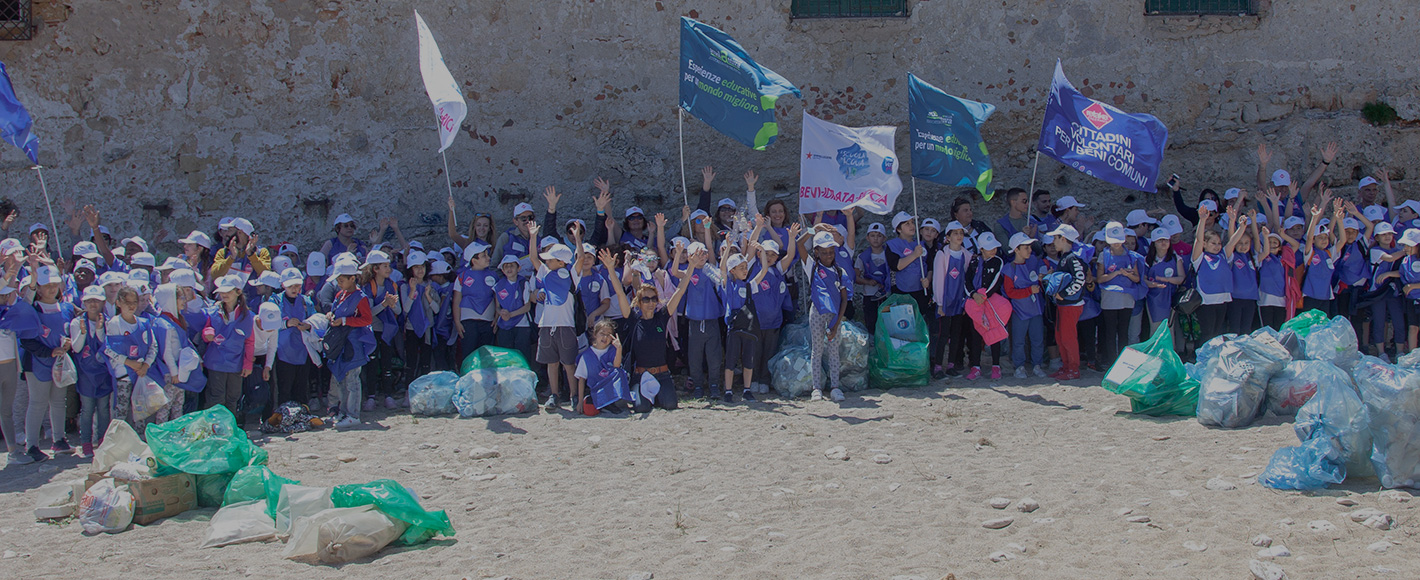 Il Gruppo Sanpellegrino pulisce la Spiaggia di Vergine Maria a Palermo