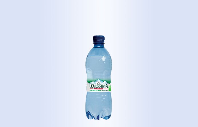 Bottiglia levissima frizzante da 50 cl in pet riciclato