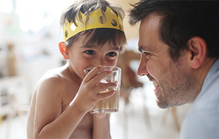 Trucchi per far bere più acqua ai bambini, come far bere i bambini