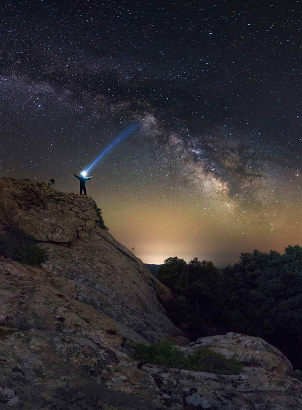 PER ME FARE IL FOTOGRAFO PAESAGGISTA NON È SOLO UNA PASSIONE MA ANCHE UN LAVORO, E INOLTRE VIVENDO IN SARDEGNA, PIÙ CONOSCIUTA COME TERRA DI MARE, LA MONTAGNA È UNA SFIDA IN PIÙ, UNA PASSIONE A CUI GUARDO SEMPRE CON NOSTALGIA E DESIDERIO. NON C’È TREKKING O FREDDO CHE MI POSSA BLOCCARE DA RAGGIUNGERE LA META CHE HO PIANIFICATO PER LO SCATTO, POTER REALIZZARE LA FOTO CHE AVEVO IN TESTA E SPESSO ANCHE QUALCOSA DI MEGLIO È IMPAGABILE.