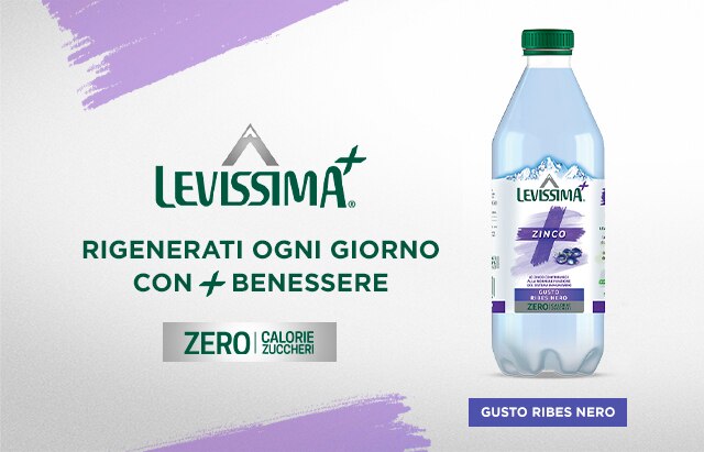 Una Bottiglia Di Acqua Levissima Arricchita Con Zinco Una Bottiglia Di Acqua Levissima Arricchita Con Zinco