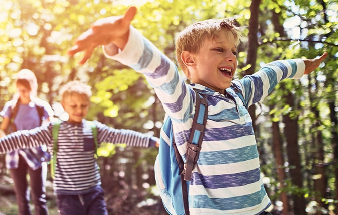 Acqua nella pratica bottiglia per bambini