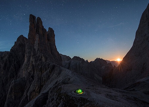 STEFAN MAHLKNECHT MI CHIAMO STEFAN MAHLKNECHT E VENGO DA FOIANA, UN PICCOLO PAESE IN ALTO ADIGE. HO COMPRATO LA MIA PRIMA MACCHINA FOTOGRAFICA CINQUE ANNI FA E DA QUESTO MOMENTO SONO DIVENTATO FOTOGRAFO PER PASSIONE. PERCHÉ SONO UN SCIATORE DA PICCOLO, HO INIZIATO A FARE DELLE FOTO DEI MIEI AMICI IN MONTAGNA E CON IL TEMPO ANCHE DI FREESKIER PROFESSIONISTI. DURANTE L’ESTATE E L’AUTUNNO NON C’È LA POSSIBILITÀ DI FOTOGRAFARE I SCIATORI E PER QUESTO HO INIZIATO A FARE DELLE FOTO LANDSCAPE E DELLA NATURA. CON IL TEMPO HO TROVATO