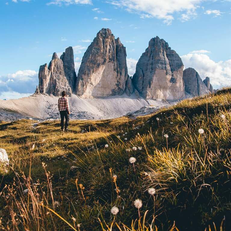ALESSIO MORETTI MONTAGNA È CASA POICHÉ ABITO IN UN PAESINO DELLE MARCHE A 900 METRI DI QUOTA, PROPRIO NEL CUORE DEI MONTI SIBILLINI. AMO LA MONTAGNA PERCHÉ È UNO DEI POCHI LUOGHI ORMAI IN CUI SI PUÒ TROVARE ANCORA UN PO’ DI TRANQUILLITÀ, RESPIRARE ARIA PULITA E STARE A CONTATTO CON LA NATURA. È INDESCRIVIBILE LA SENSAZIONE CHE SI PROVA FACENDO LUNGHE ESCURSIONI ARRAMPICANDOSI SU PER LA MO