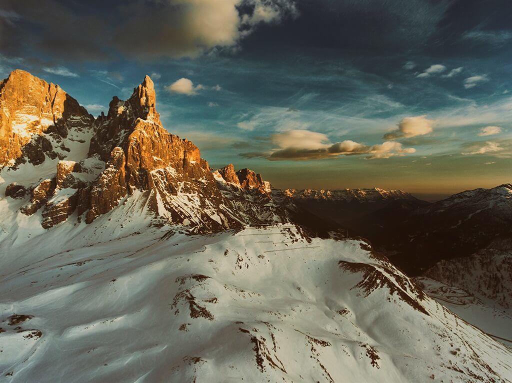 RICCARDO BARISON CHI SONO? DIFFICILE DA DEFINIRE, A VOLTE NON RIESCO NEMMENO A CAPIRE COSA MI SPINGA A FARE QUELLO CHE FACCIO. SONO UN RAGAZZO DI CITTÀ, INNAMORATO DELLA NATURA, DELLE MONTAGNE, DELLA LIBERTÀ. PENSO CHE LE MIE AZIONI DEFINISCANO MEGLIO CHI SONO, QUINDI PARTIAMO DA QUELLE: SONO UN RAGAZZO LAUREATO IN GEOLOGIA, DIPENDENTE DALLA FOTOGRAFIA, INNAMORATO DELL’ARRAMPICATA. APPENA HO DEL TEMPO LIBERO PRENDO LA MIA ATTREZZATURA E GUIDO DA PADOVA FINO ALLE DOLOMITI, NON IMPORTA IL METEO, CHE SIA ACCOMPAGNATO, A ME BAS