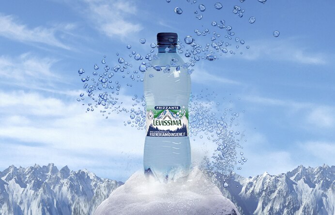 Bottiglia Levissima frizzante da 50 cl in pet riciclato