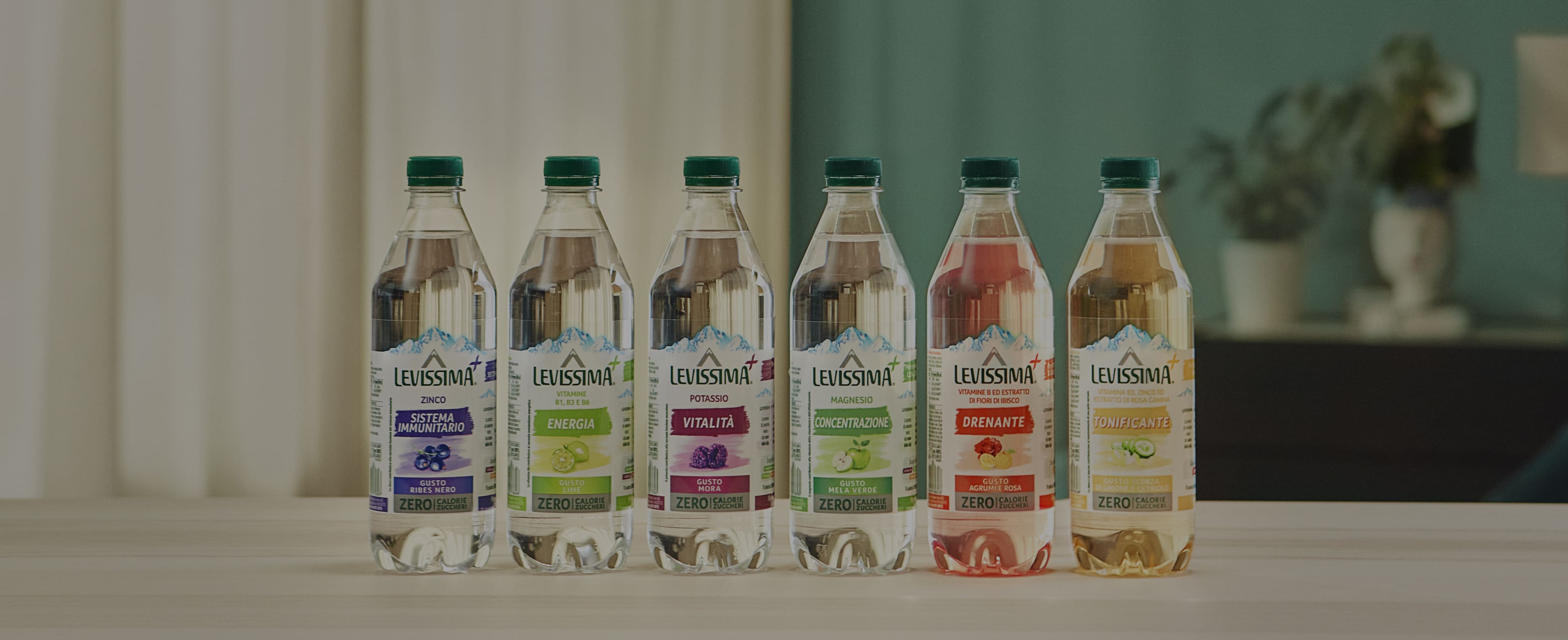 Bottiglie d’acqua con sali minerali Levissima +