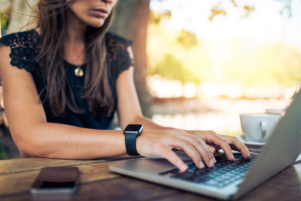 Ragazza Che Lavora Al Computer