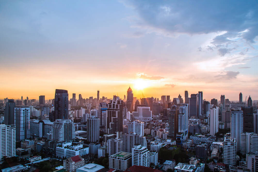 Skyline di grattacieli al tramonto