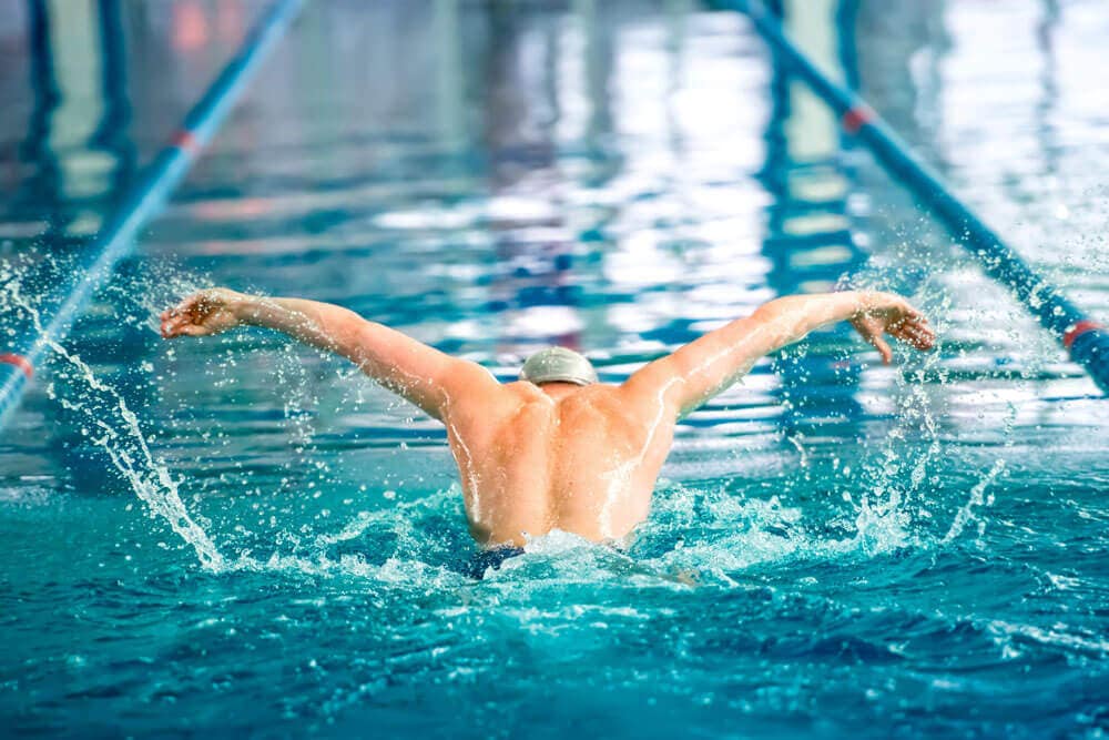 Nuotare in piscina, gli stili che fanno bene