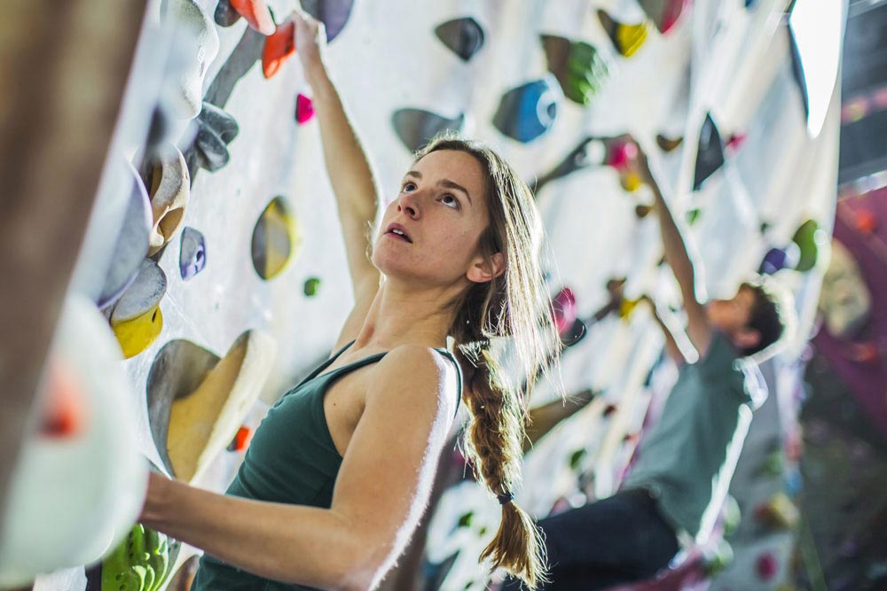 Una ragazza si allena su una parete per free climbing