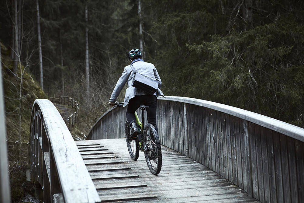 Uomo che va in bici