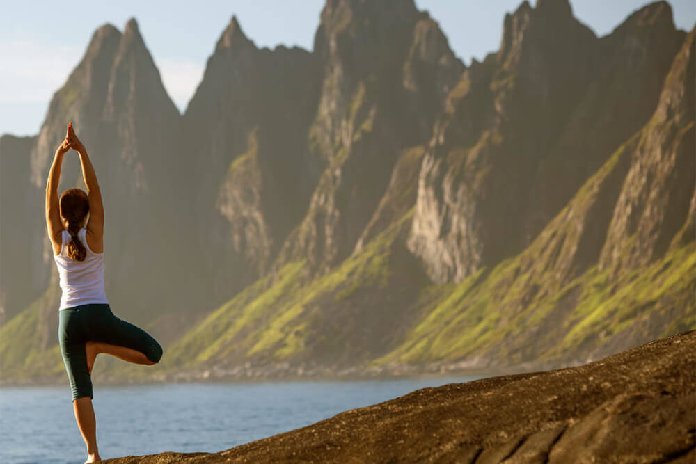 Ragazza fa yoga nella natura