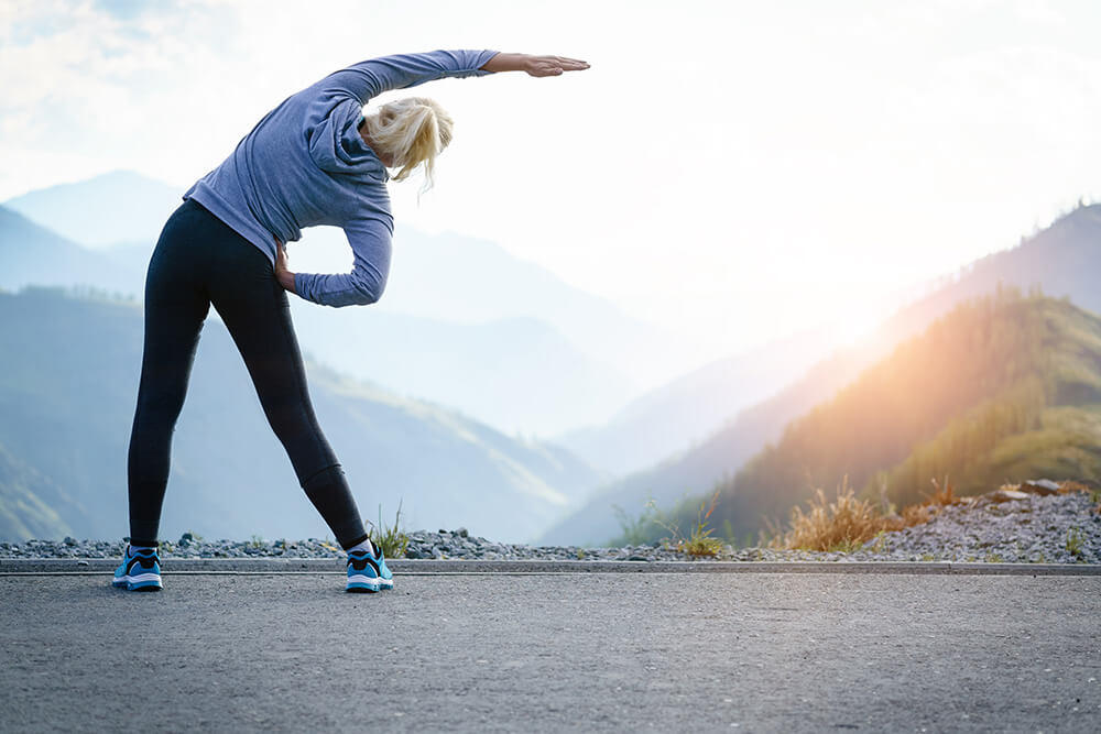 Ragazza che fa stretching prima dell’allenamento