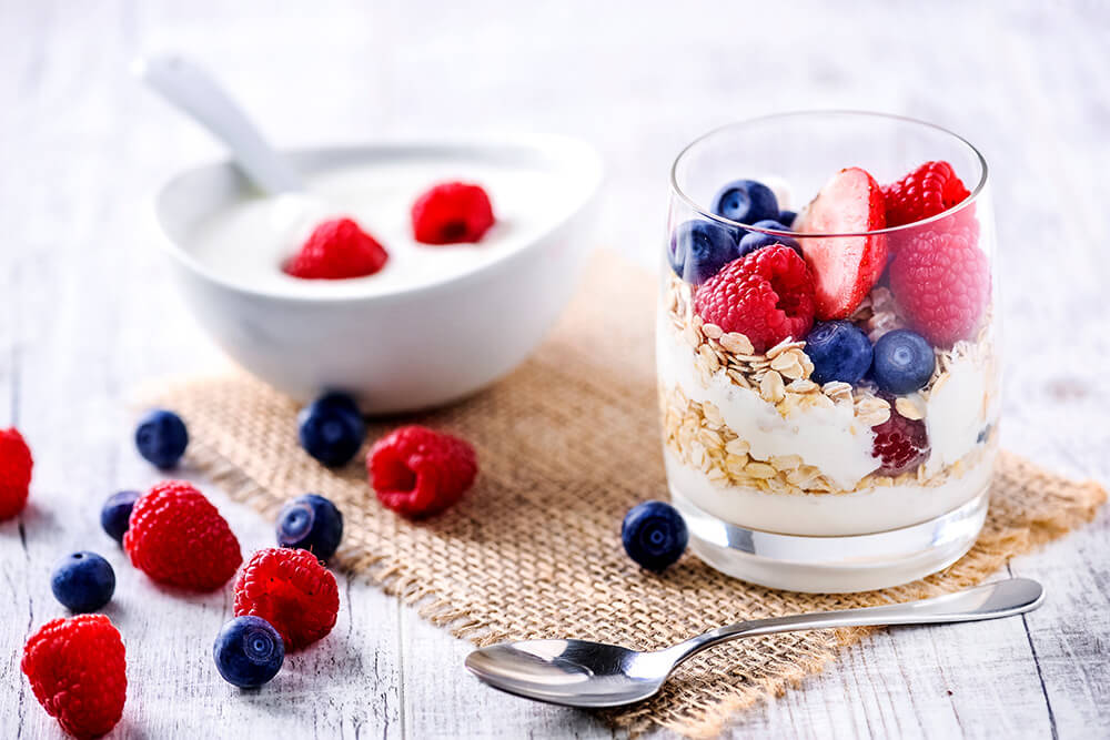 Ciotole con ingredienti per una sana colazione