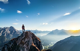 Uomo sulla vetta di una montagna