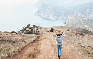 Ragazza Lungo Un Sentiero Di Trekking