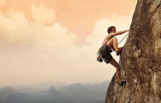 Una Persona Che Scala Una Montagna Con Attrezzatura Da Arrampicata