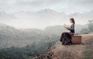 Ragazza Legge Un Libro Davanti a Un Panorama