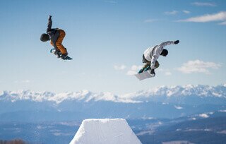 Due Ragazzi Franno Dei Trick in Snowboard