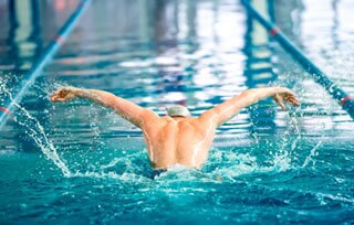 Nuotare in piscina, gli stili che fanno bene