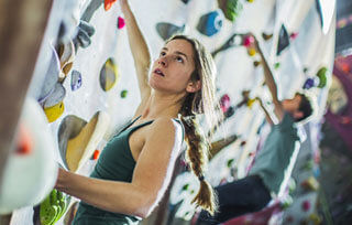 Una ragazza si allena su una parete per free climbing