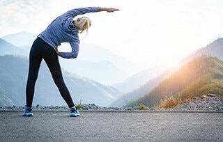 Ragazza che fa stretching prima dell’allenamento