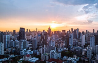 Skyline di grattacieli al tramonto