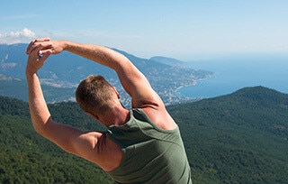 Uomo Che Fa Stretching All'aria Aperta