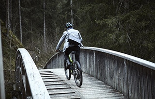 Uomo che va in bici