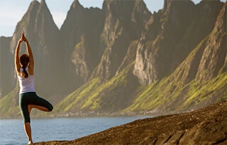 Ragazza fa yoga nella natura