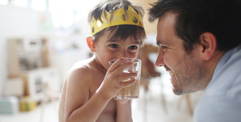 Trucchi per far bere più acqua ai bambini, come far bere i bambini