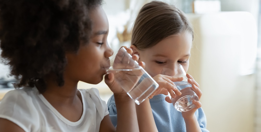 Trucchi per far bere più acqua ai bambini, come far bere i bambini