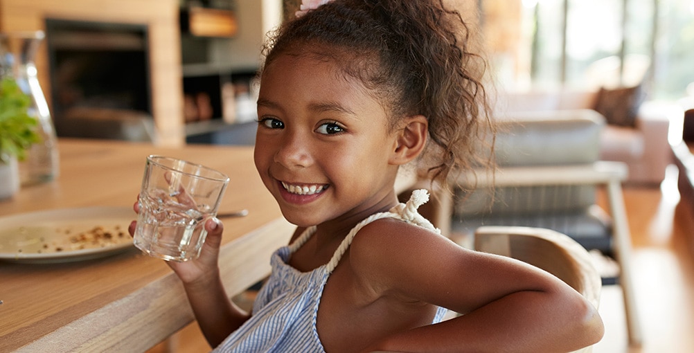 Trucchi per far bere più acqua ai bambini, come far bere i bambini